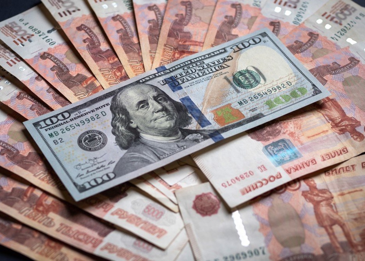 В РФ долар упав до мінімума за сім місяців