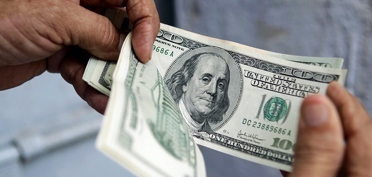 Курс долара падає до світових валют через недовіру до США