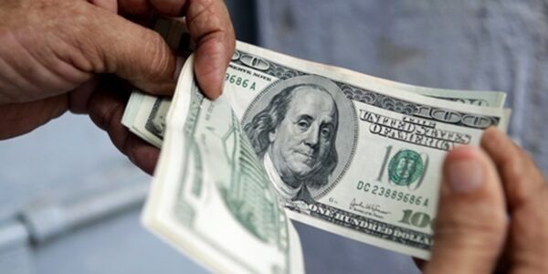 Курс долара падає до світових валют через недовіру до США