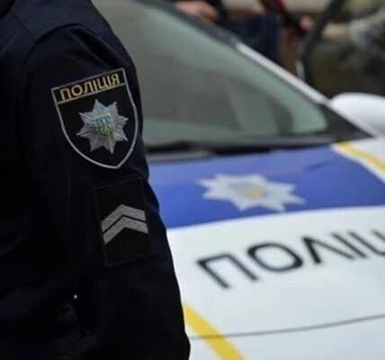 Молодь влаштувала танці біля алеї загиблих Героїв на Рівненщині