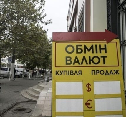 Нацбанк знизив курс долара на останній день квітня