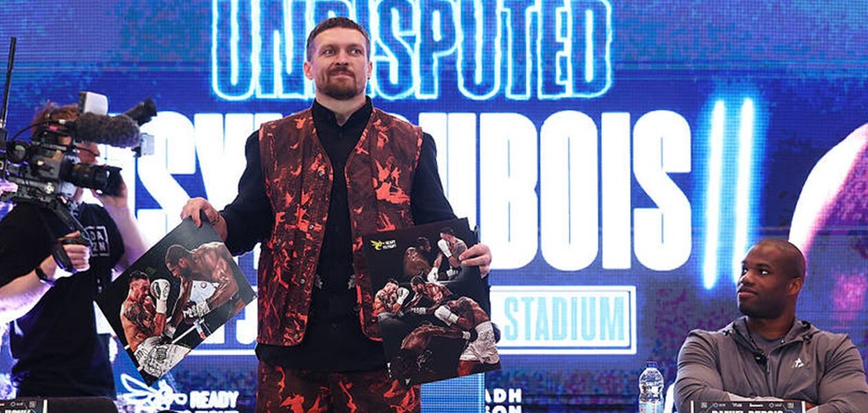 Дюбуа підписав для Усика фото зі скандальним ударом у першому бою