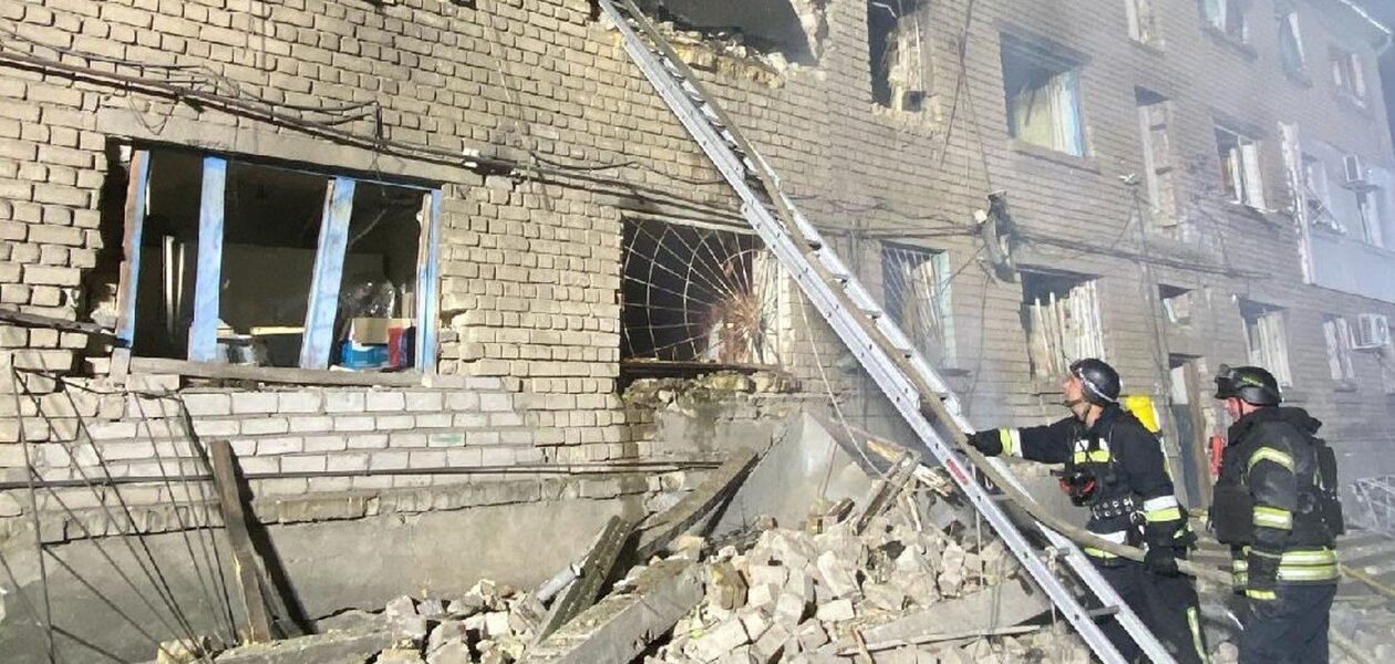 В Запоріжжі витягли з-під завалів людину