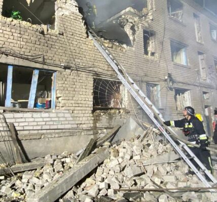 В Запоріжжі витягли з-під завалів людину