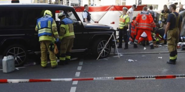 У Німеччині авто вʼїхало в натовп людей, є постраждалі