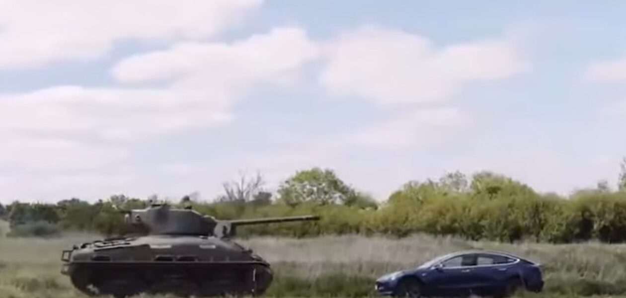 Ветеран Другої світової танком переїхав авто Tesla