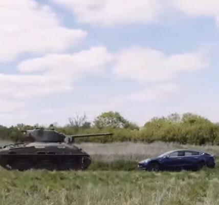 Ветеран Другої світової танком переїхав авто Tesla
