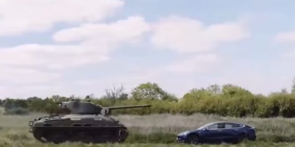 Ветеран Другої світової танком переїхав авто Tesla