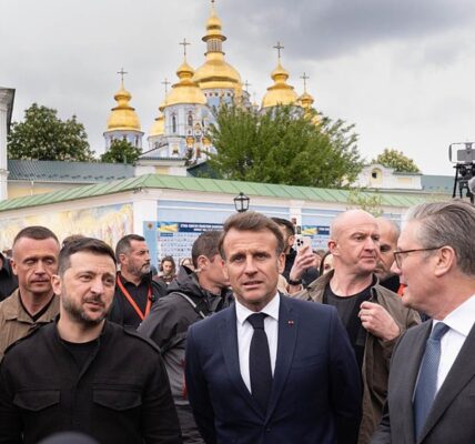 Зеленський, Макрон і Стармер погуляли в центрі Києва