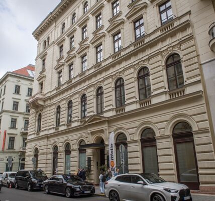 Угорщина через рекордний дефіцит заморозила частину бюджетних витрат