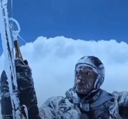 Парапланерист із Китаю випадково злетів на висоту понад 8000 метрів
