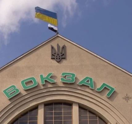 На вокзалах України замайорів біло-чорний прапор: що означають ці кольори