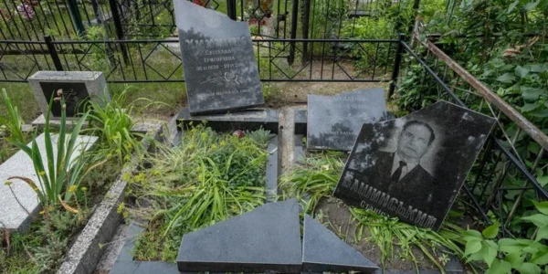 У Бучі вандали пошкодили більше десяти могил на цвинтарі (фото)