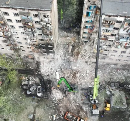 Багатоповерхівка у Києві, яку росіяни зруйнували ракетою. Фото з висоти пташиного польоту