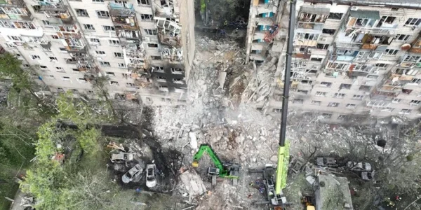 Багатоповерхівка у Києві, яку росіяни зруйнували ракетою. Фото з висоти пташиного польоту