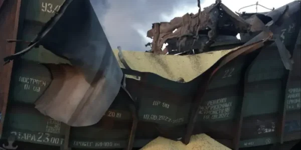 На Київщині ворог пошкодив залізницю та вагони із зерном