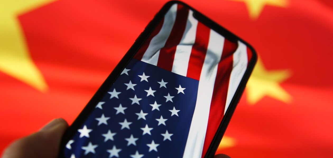 Китай зменшив експорт смартфонів до США до мінімуму з 2011 року