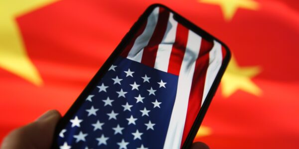 Китай зменшив експорт смартфонів до США до мінімуму з 2011 року