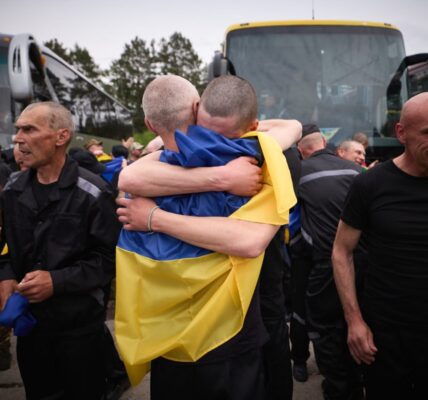 З російського полону повернулись 303 військових