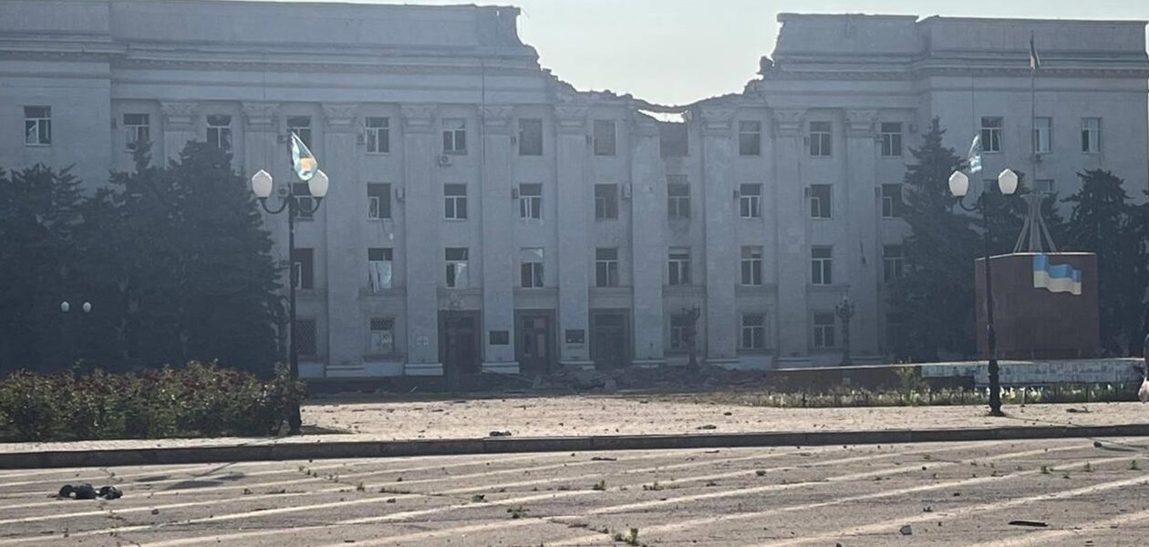 Росіяни зруйнували КАБами центр Херсона