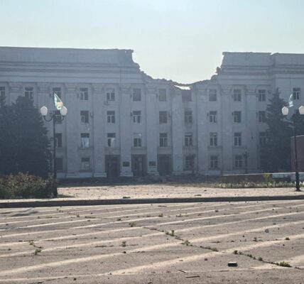 Росіяни зруйнували КАБами центр Херсона