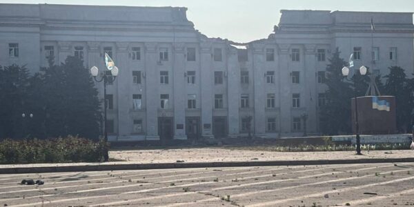 Росіяни зруйнували КАБами центр Херсона