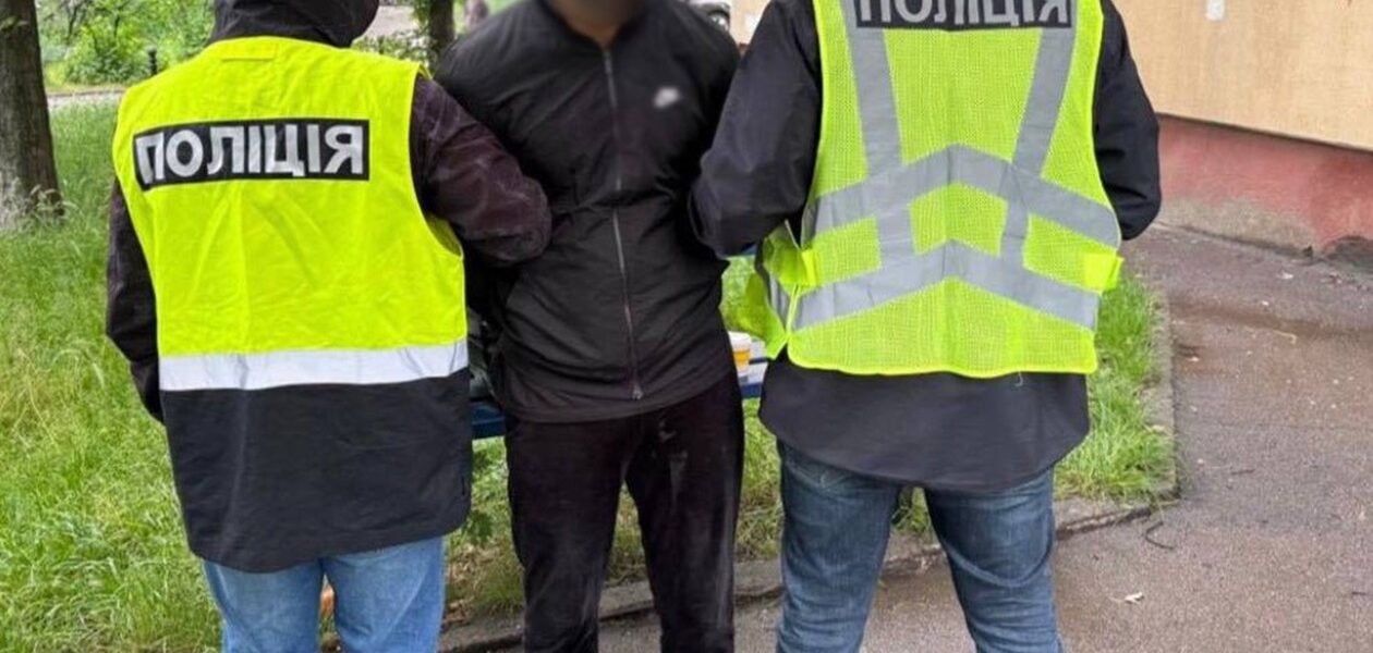 Погрожували гранатою: у Києві двоє іноземців тероризували перехожого
