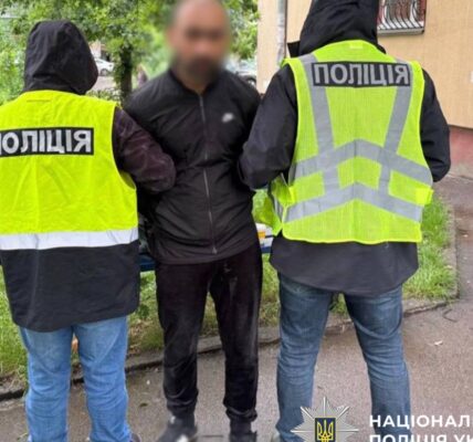 Погрожували гранатою: у Києві двоє іноземців тероризували перехожого