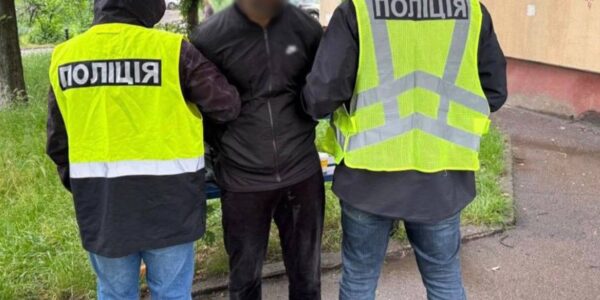 Погрожували гранатою: у Києві двоє іноземців тероризували перехожого