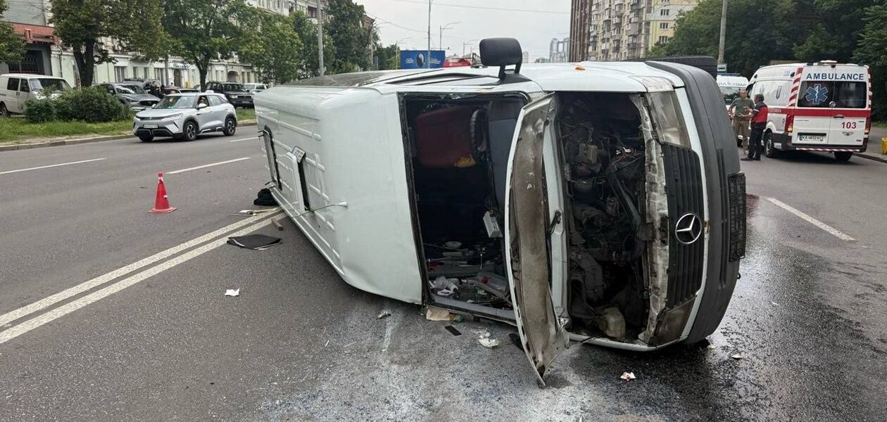 Посеред проспекту у Києві перекинувся мікроавтобус