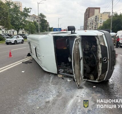 Посеред проспекту у Києві перекинувся мікроавтобус