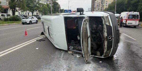 Посеред проспекту у Києві перекинувся мікроавтобус