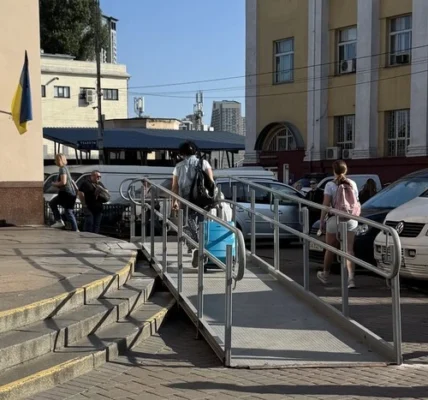 На метро «Вокзальна» змонтовано перший пандус для маломобільних пасажирів (фото)