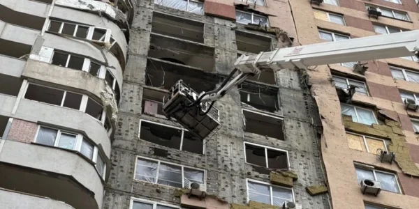 Нічна атака 17 червня: у Дарницькому районі триває ліквідація наслідків (фото)