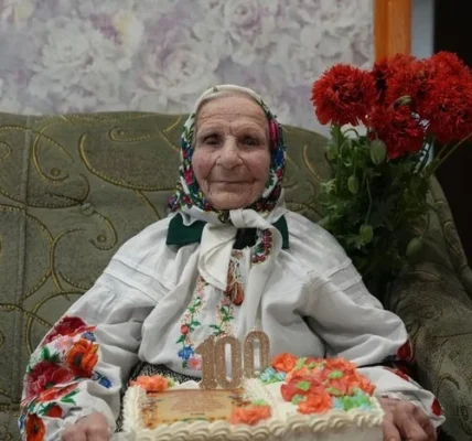 Веде щоденник та вирощує полуницю: 100-річна жителька Сумщини розкрила секрет довголіття
