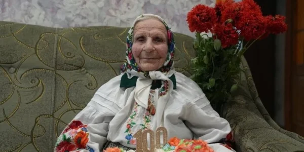 Веде щоденник та вирощує полуницю: 100-річна жителька Сумщини розкрила секрет довголіття