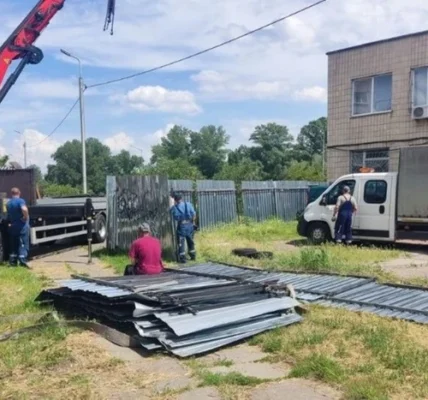 У столиці триває демонтаж незаконних парканів та огорож (фото)