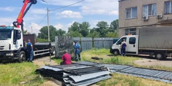 У столиці триває демонтаж незаконних парканів та огорож (фото)