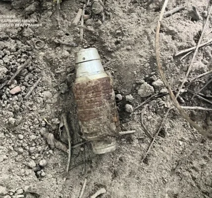 На Київщині дитина під час прогулянки знайшла осколкову гранату (фото)