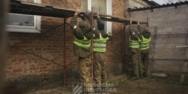 Полонені окупанти відновили оселю матері трьох військових в Ізюмі