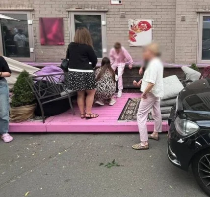У Києві Mercedes влетів у літню терасу кафе, є потерпілі
