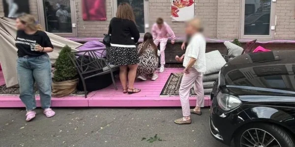 У Києві Mercedes влетів у літню терасу кафе, є потерпілі