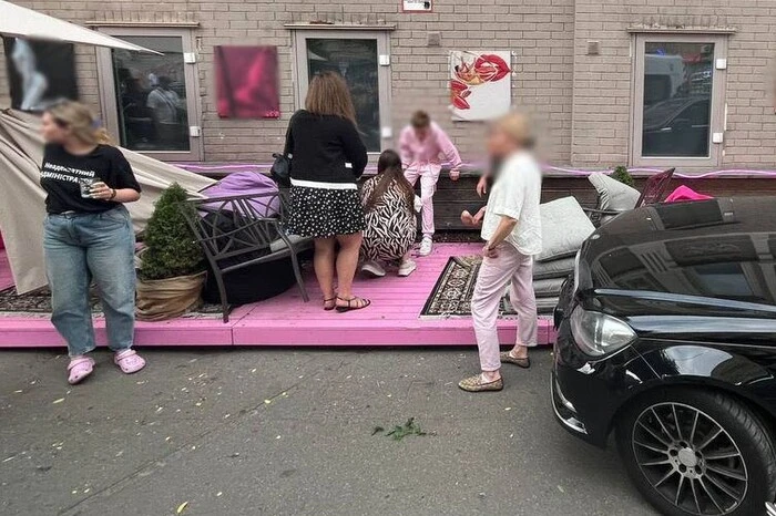 У Києві Mercedes влетів у літню терасу кафе, є потерпілі
