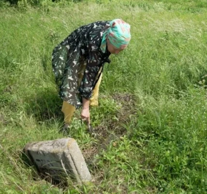 На подвір’ї жительки одного із сіл Вінниччини з-під землі почали з’являтися надгробки