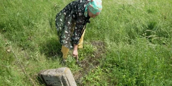 На подвір’ї жительки одного із сіл Вінниччини з-під землі почали з’являтися надгробки