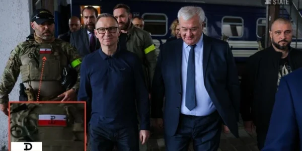 Охоронець Дуди приїхав в Україну із неоднозначним шевроном та викликав дискусію в мережі