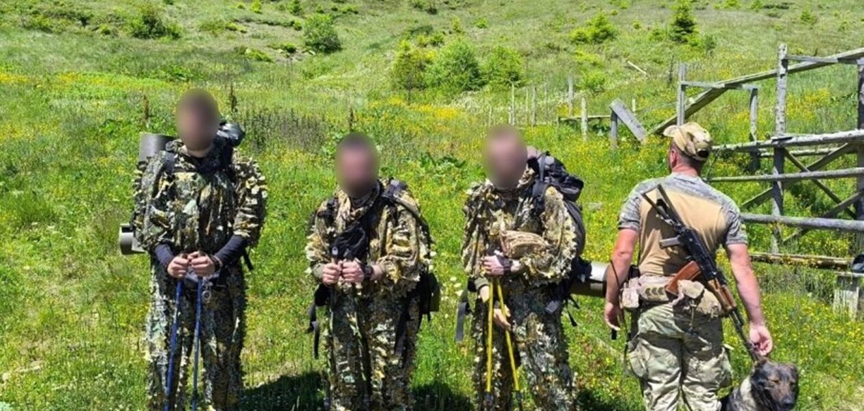В Карпатах службовий пес допоміг затримати ухилянтів