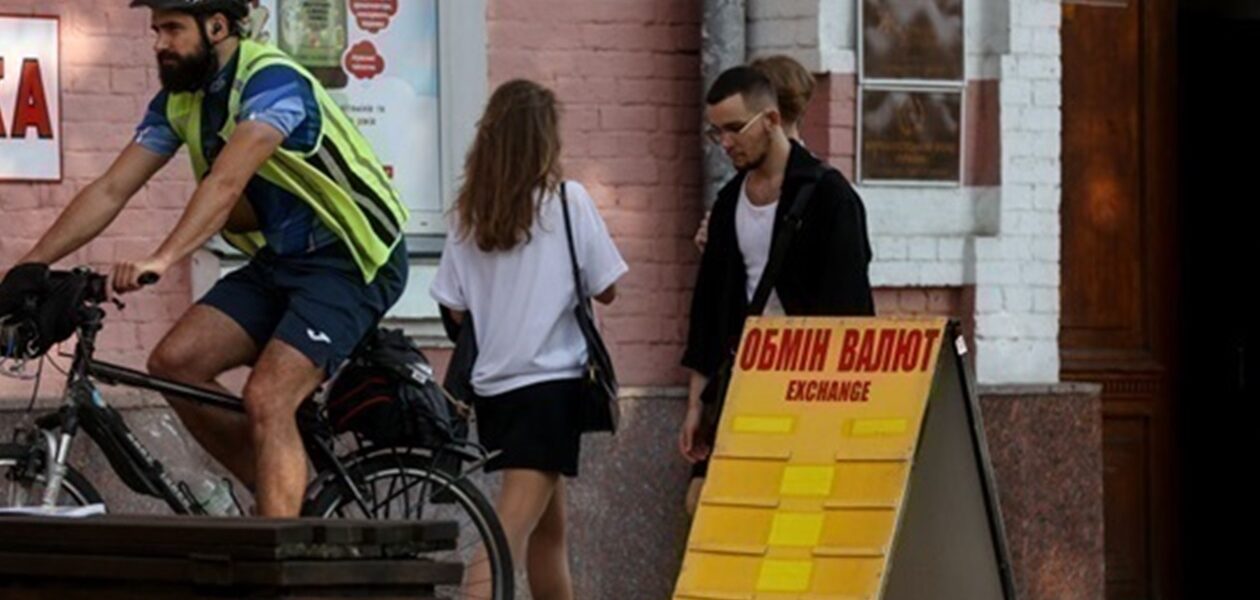 Курс євро в Україні впав нижче психологічної межі