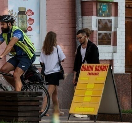 Курс євро в Україні впав нижче психологічної межі
