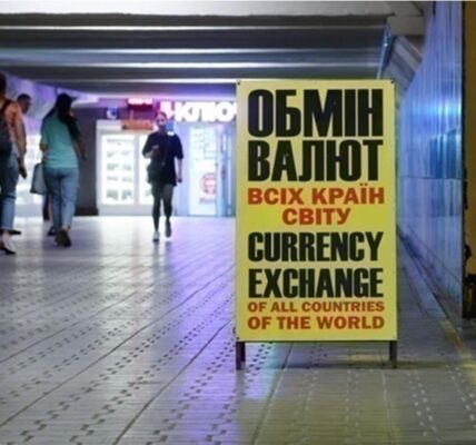 Нацбанк підвищив курси долара і євро